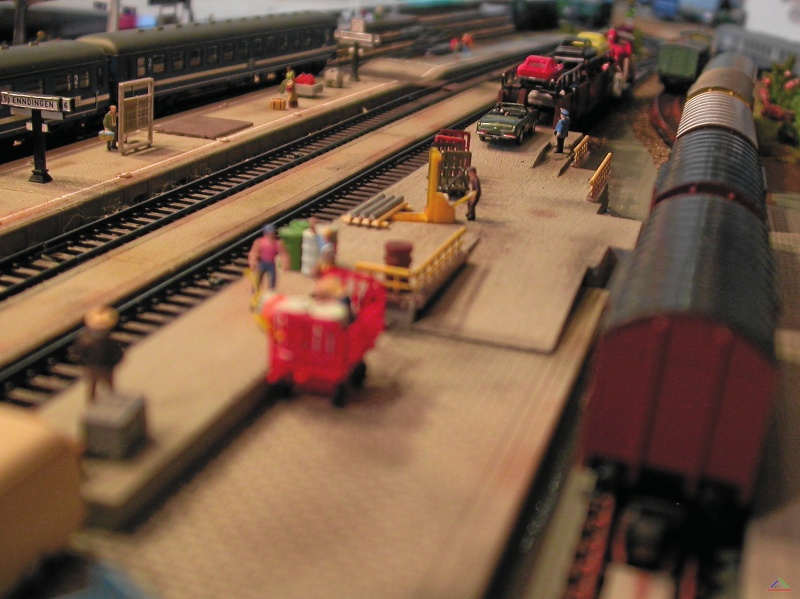 051 Die Frachtrampe.JPG - Reges Treiben: die Güterrampe am Freiladegleis Enndingen im Überblick